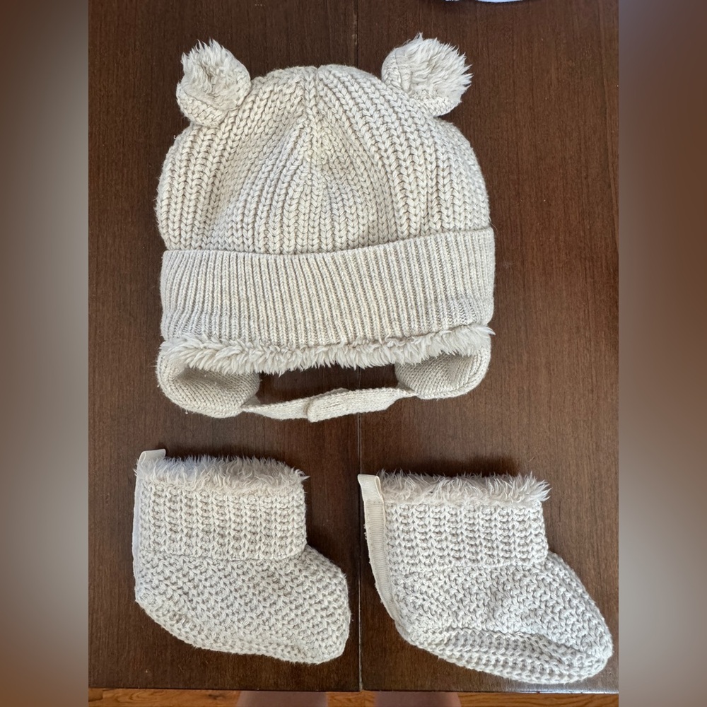 Baby GAP Cream Knit Bear Hat and Booties Set